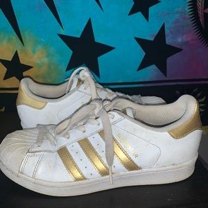 ✨ADIDAS SUPERSTAR GOLD size 4.5 kids (6 women’s)